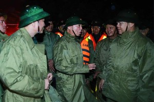  陈红河副总理在勇昂港检查10号台风应对工作。 