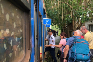 在中转服务方面，铁路部门已组织近1500名旅客通过公路在清化站与长林站之间往返转运。