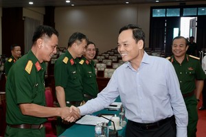 胡志明市市委书记陈留光出席会议。