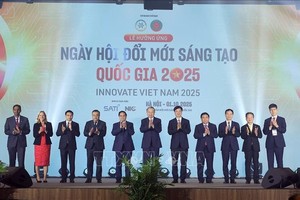 党中央总书记苏林、政府总理范明政和各位代表出席以“全民革新创新—国家发展的动力”为主题的国家革新创新盛会活动响应仪式。 