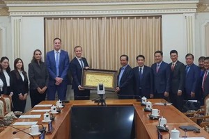 胡志明市人委会主席阮文得向荷兰企业领导赠送纪念品。 