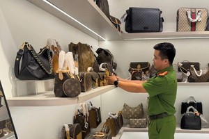 经济警察对韩市场周边某店铺的物证进行盘点、查封。 