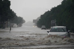 昇龙大道一片汪洋。 