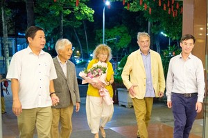 越南相聚协会与ICISE中心领导在河内迎接塞尔日·阿罗什教授夫妇（右二）。 