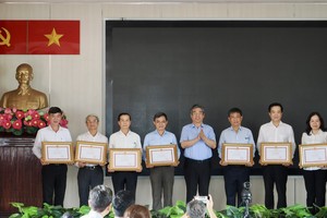 胡志明市市委副书记、市越南祖国阵线委员会主席阮福禄向派遣医生轮流前往崑崙岛的医院颁发奖状。 