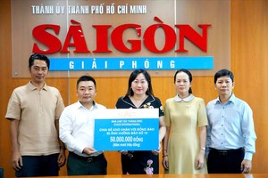 《西贡解放报》接收艺人胜·埃里克捐赠的5000万元象征牌匾，用于援助受10号台风影响的同胞。 