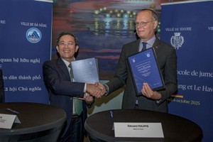 岘港市人委会副主席陈南兴在法国西北部城市勒阿弗尔市政厅与该市市长爱德华·菲利普签署了《建立两国港口城市合作与友好关系备忘录》。图自越通社 