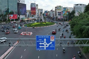 龙门架上安装的人工智能摄像头用于监控原第一郡奠边府交通环岛区域。 