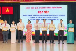 新定坊领导向在“民运能手”竞赛运动和“百日实施两级地方政府模式竞赛”中表现积极、成效显著的集体与个人颁发奖状。