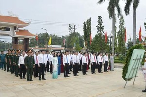 胡志明市市委、市人民议会、市人委会、市越南祖国阵线委员会代表团敬献花圈、上香缅怀各位英雄烈士。 