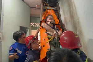 警察协助将该妇女转移到地面以送往医院。 