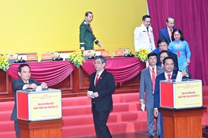 胡志明市党部第一次大会与会代表捐款支援灾区同胞