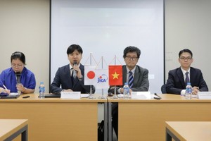 佐川毅在10月14日举行的记者会上，介绍了日本半导体技术及越日在该领域的合作。(JICA供图) 