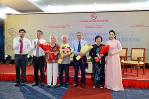  胡志明市市委副书记、市越南祖国阵线委员会主席阮福禄与市文体厅副厅长阮氏清翠在聚会上向革命老前辈文艺工作者献花。 