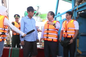 裴明盛主任与渔民直接交流。 