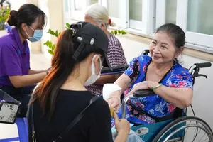 值“一〇‧二〇”越南妇女节之际，嘉定人民医院为女病人提供免费美容服务。 