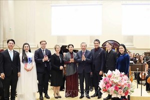 苏林总书记和夫人向各位艺术家送鲜花。 