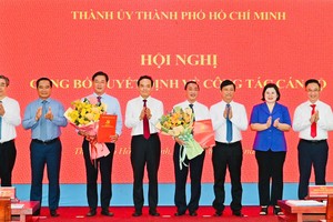 胡志明市市委常务祝贺黎国峰同志和范成坚同志接受委任决定。 