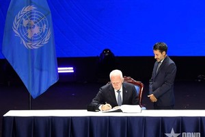 俄罗斯联邦代表签署《河内公约》。 