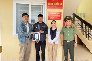 胡明卿（左二）退还误转款项 。 