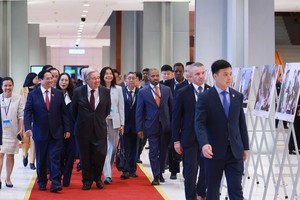 政府总理范明政、联合国秘书长安东尼奥·古特雷斯、多国领导以及来自逾110个国家和多个国际、地区组织的代表出席讨论会。图自越通社 