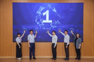 各位代表参加启动仪式。 