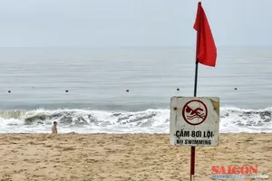 警报民众与游客不要在危险天气下海游玩。 