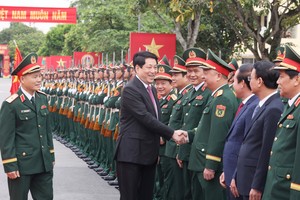 国家主席梁强与各位代表亲切交流。（图自越通社）