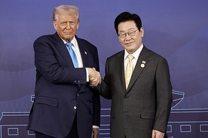 10月29日，在庆尚北道庆州市的国立庆州博物馆，韩国总统李在明（右）和美国总统特朗普在会谈前握手合影。