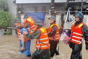职能力量将受灾居民移送到安全地点。(图自越通社) 
