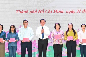 中央检查委员会副主任阮鸿领向学员颁发结业证书。 