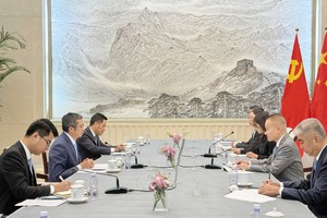 越南驻中国大使范青平会见中共中央对外联络部部长刘海星。图自越通社 