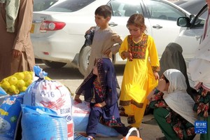 在巴基斯坦与阿富汗边境口岸的阿富汗人。