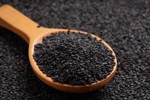 告别脱发先得养好肝肾调养脏腑，日常饮食中不妨多食黑芝麻、黑豆、核桃等补肾之品。