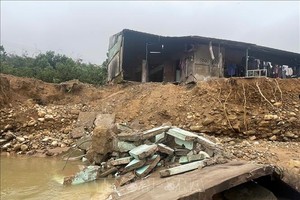 竹溪乡民房倒塌。 