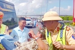 在高速公路行驶的司机出现脑中风迹象，交警力量及时协助送往医院急救。