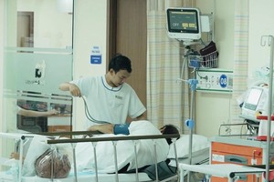  病人食面包后在胡志明市心英医院紧急住院治疗。 