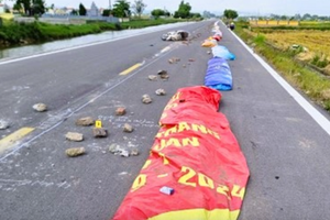 在路上晾晒稻谷引发致命事故的现场。 