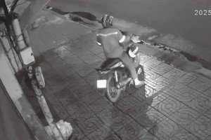 穿着网约车司机制服的男子在路上撒钉。 