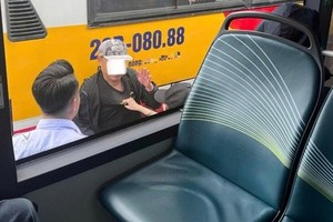 18岁女生勇敢制服在美亭车站骚扰自己的男子。 