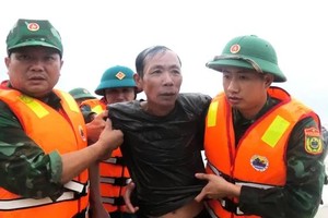 渔民获安全送上岸。 