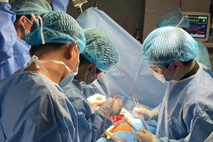 长沙群岛上首例开胸手术成功进行。图自175军医院 