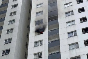 公寓12楼某房子失火。 