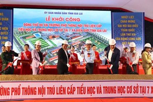 代表们进行项目动工仪式。 