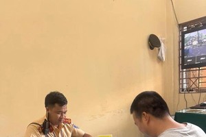 公安传唤开车上人行道的司机并予以行政处罚。 