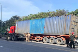 九年级女生在上学途中被两辆集装箱车夹住身亡。