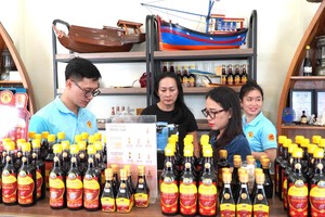 游客购买富国鱼露。图自越通社 