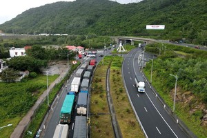 在庆和省1A国道从万宁乡至贾岭隧道的路段，之前许多车辆堵塞超过20公里。 