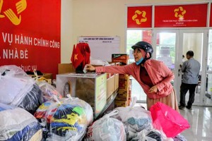 市民捐款支援受灾同胞。 