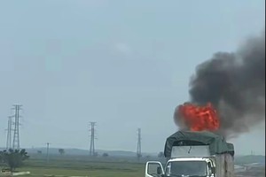 火焰猛烈燃起，笼罩整个货车。 